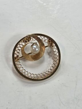 14k Gold Filled Filigree Circle Brooch with Cultured Pearl Round